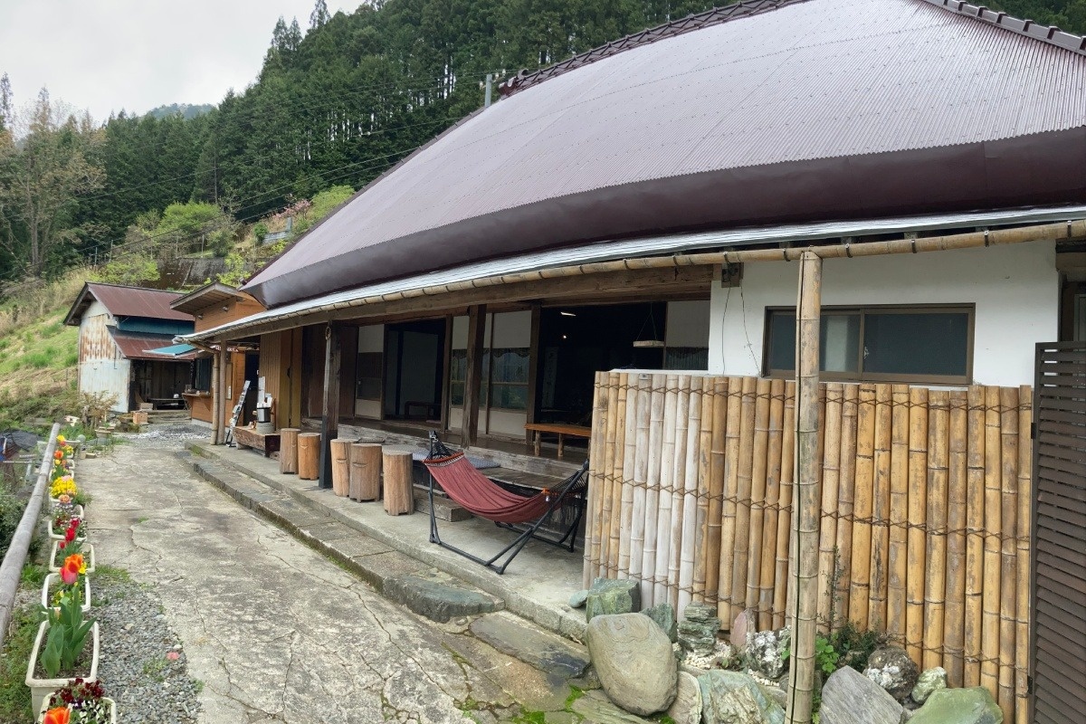 標高500ｍ、祖谷の緑深い山中にたたずむカフェ