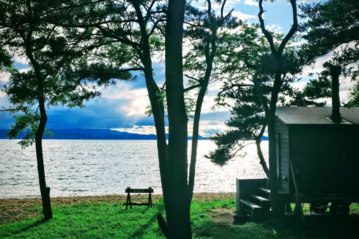 グランピング施設もサウナも湖の目の前