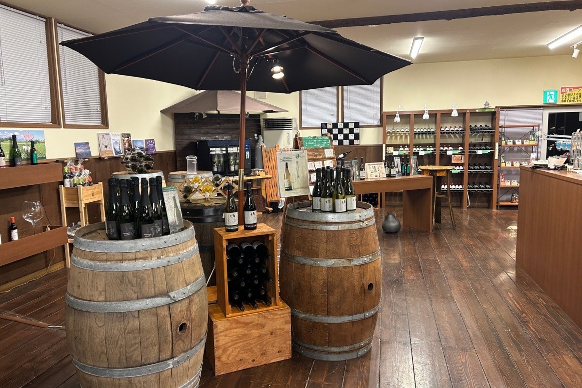 ワイナリー見学や売店もあり、一部ワインの試飲もできる