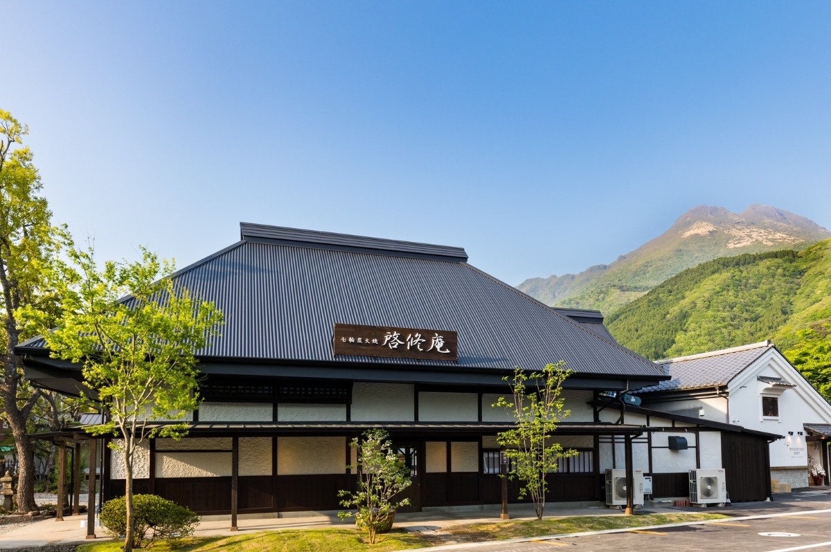 由布岳を望むのどかな一帯にたたずむ