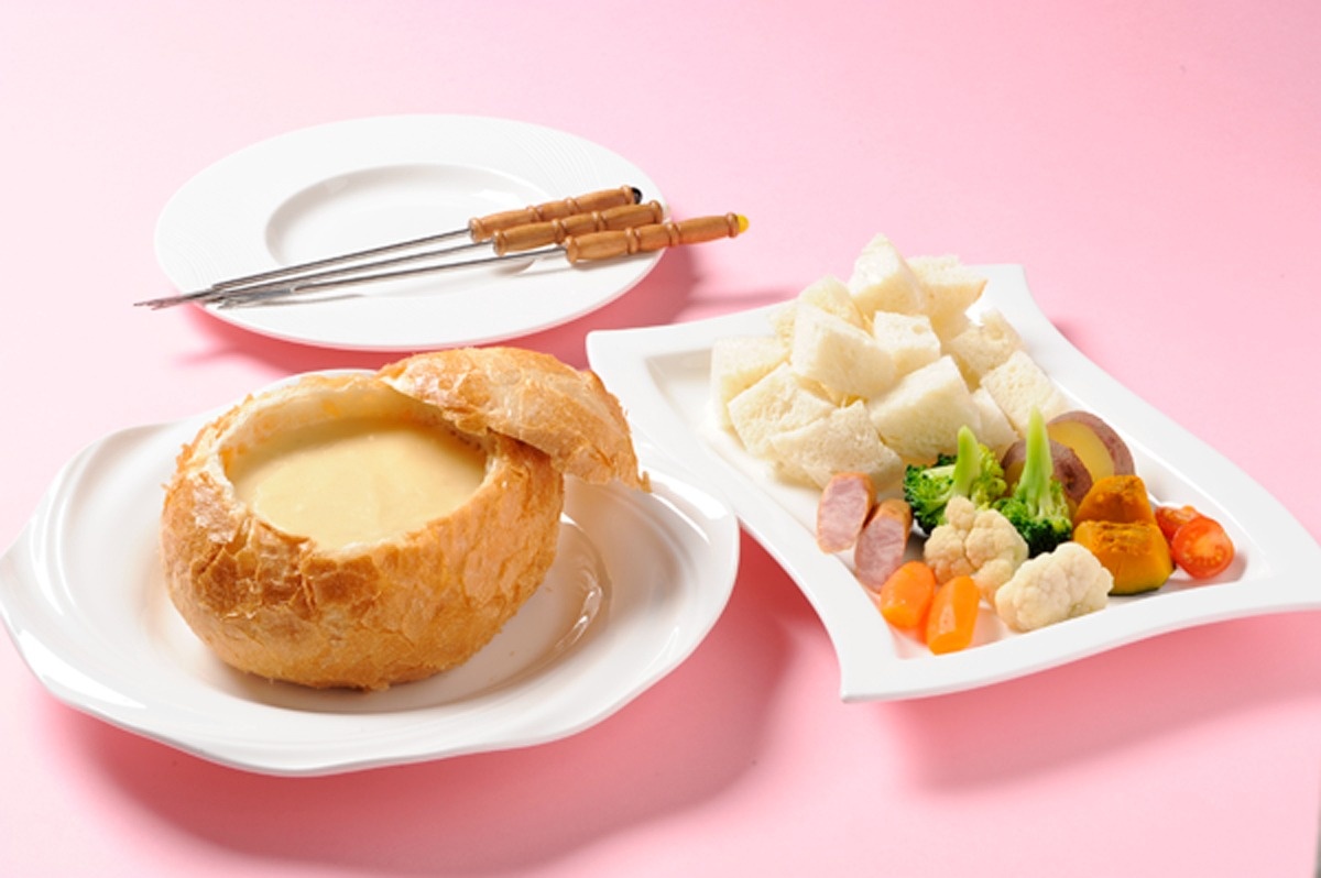 風味豊かな富良野産のチーズを用いたチーズフォンデュ（2～3名用・2508円）
