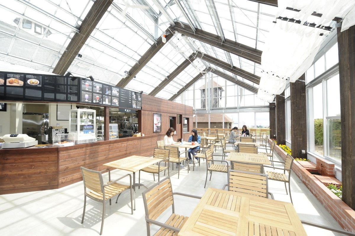 日差しがたっぷり入るガラス造りの『カフェ ルネ』では軽食も用意