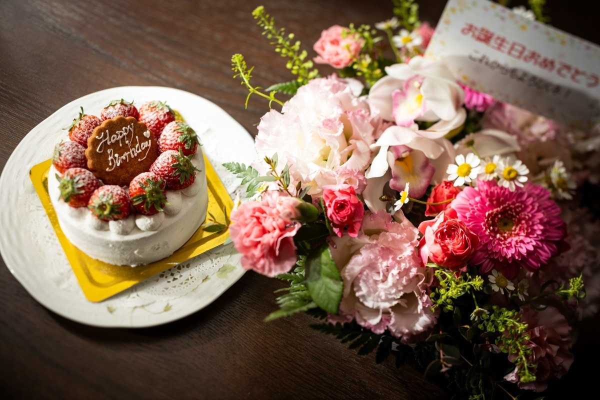 ケーキと花束