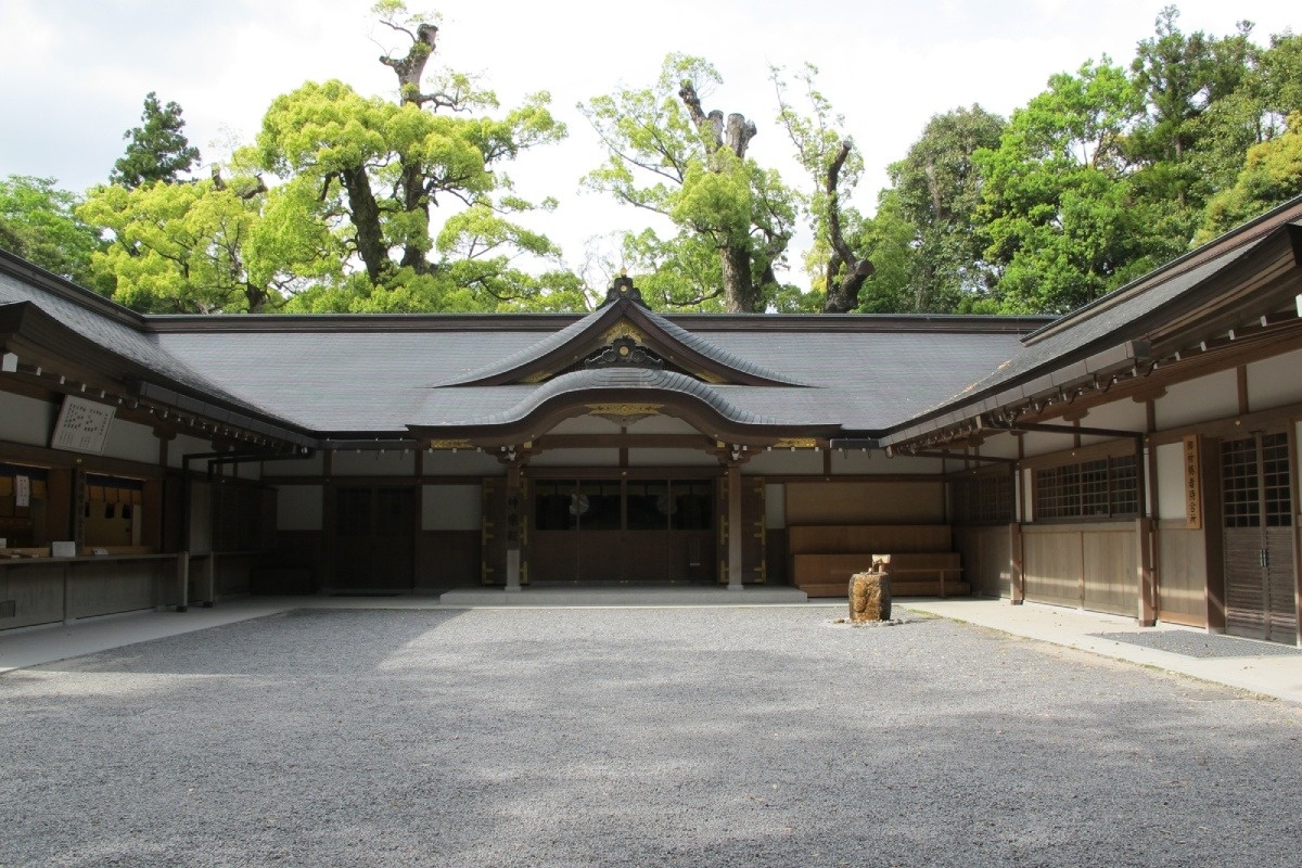 外宮の神楽殿では御札やお守りを授与
