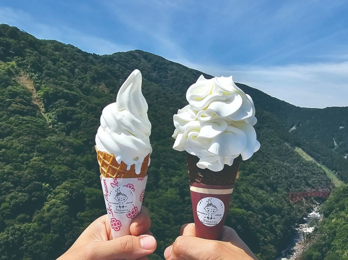 山を背景にしたソフトクリーム
