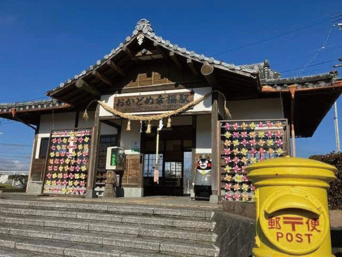 黄色いポストのある神社