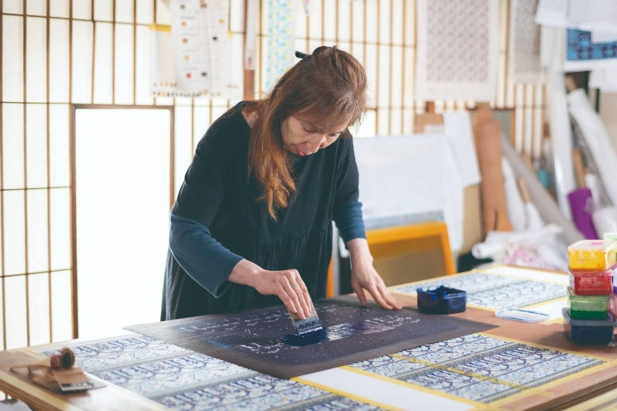作業をする女性