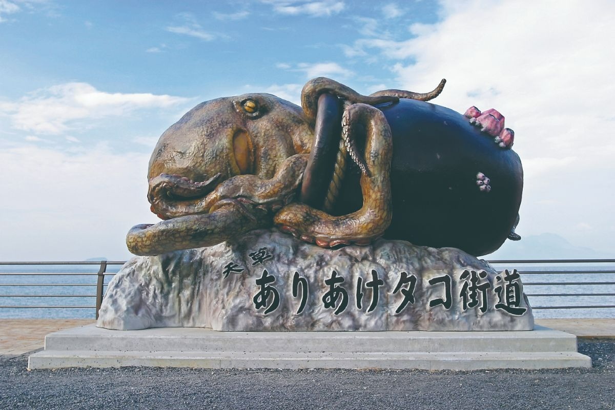 海を背景とした銅像