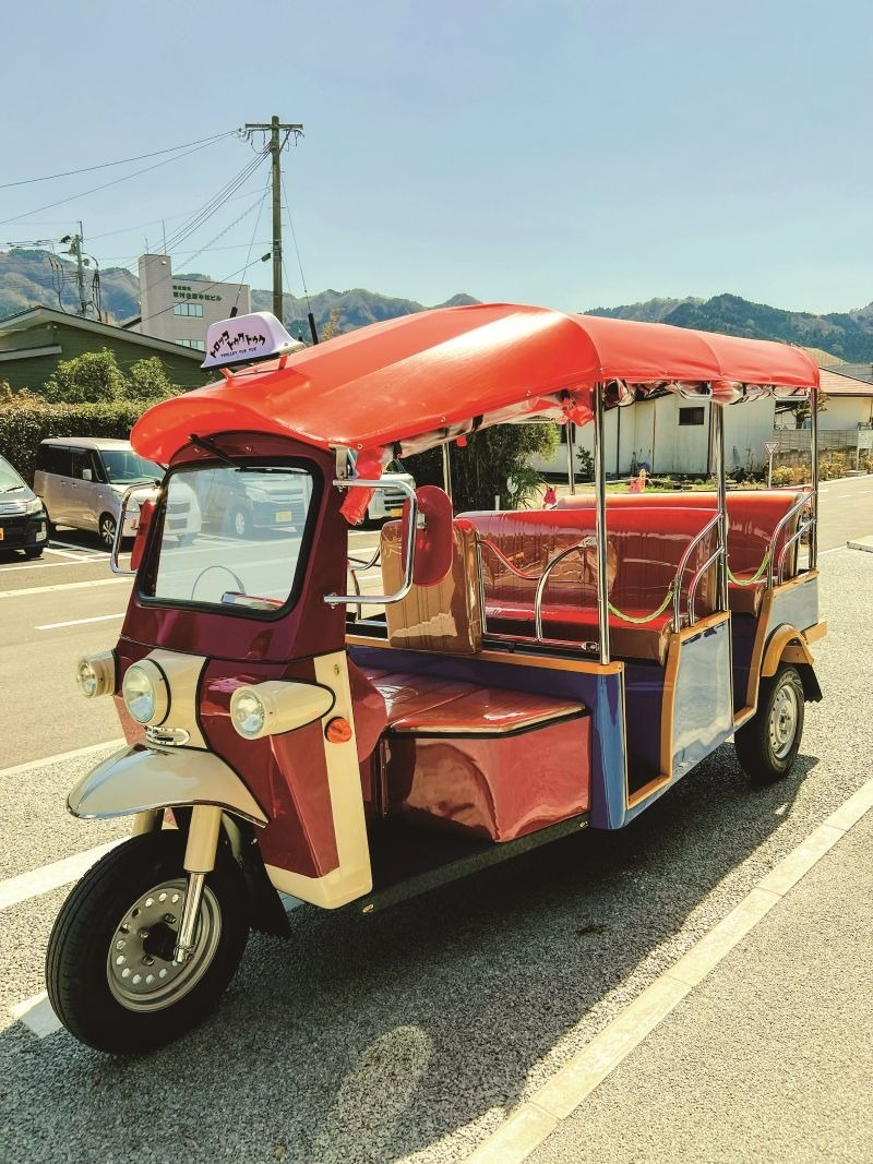 赤いトゥクトゥク