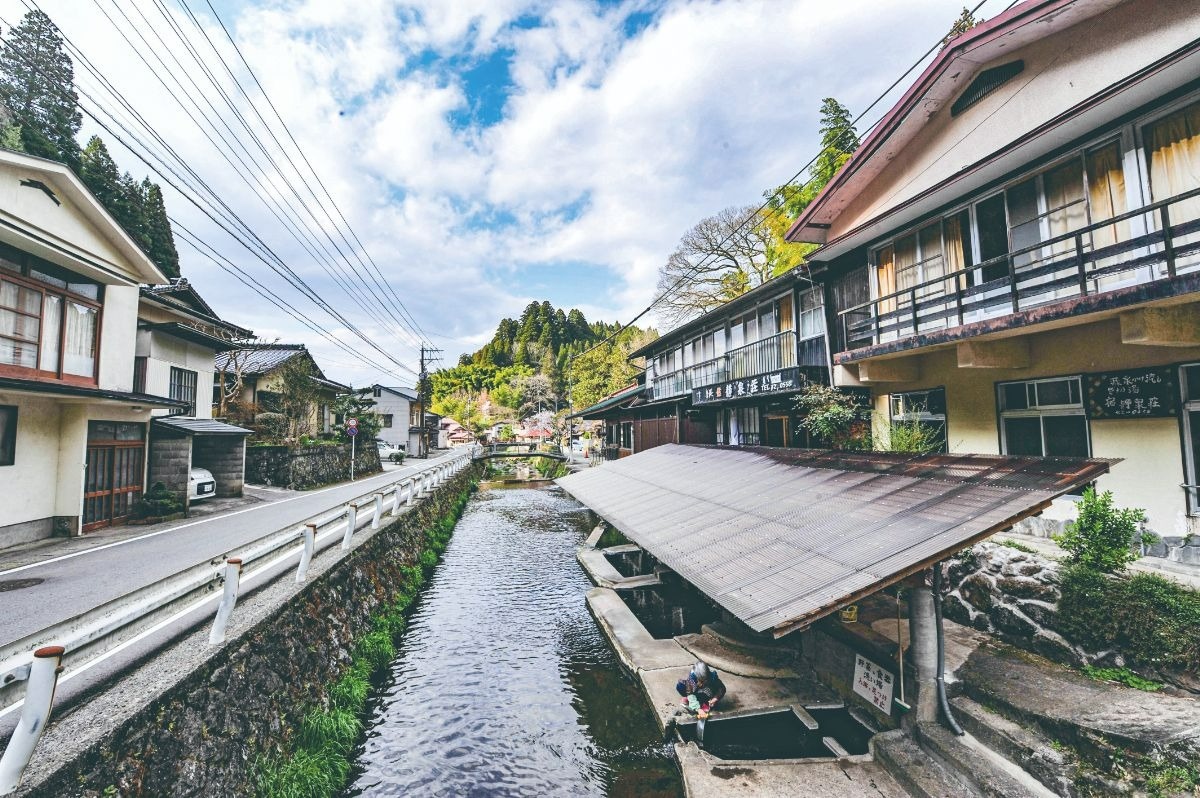 川沿いの家屋