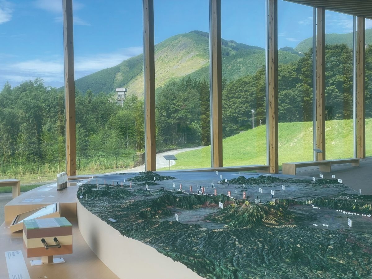 窓から山の見える室内