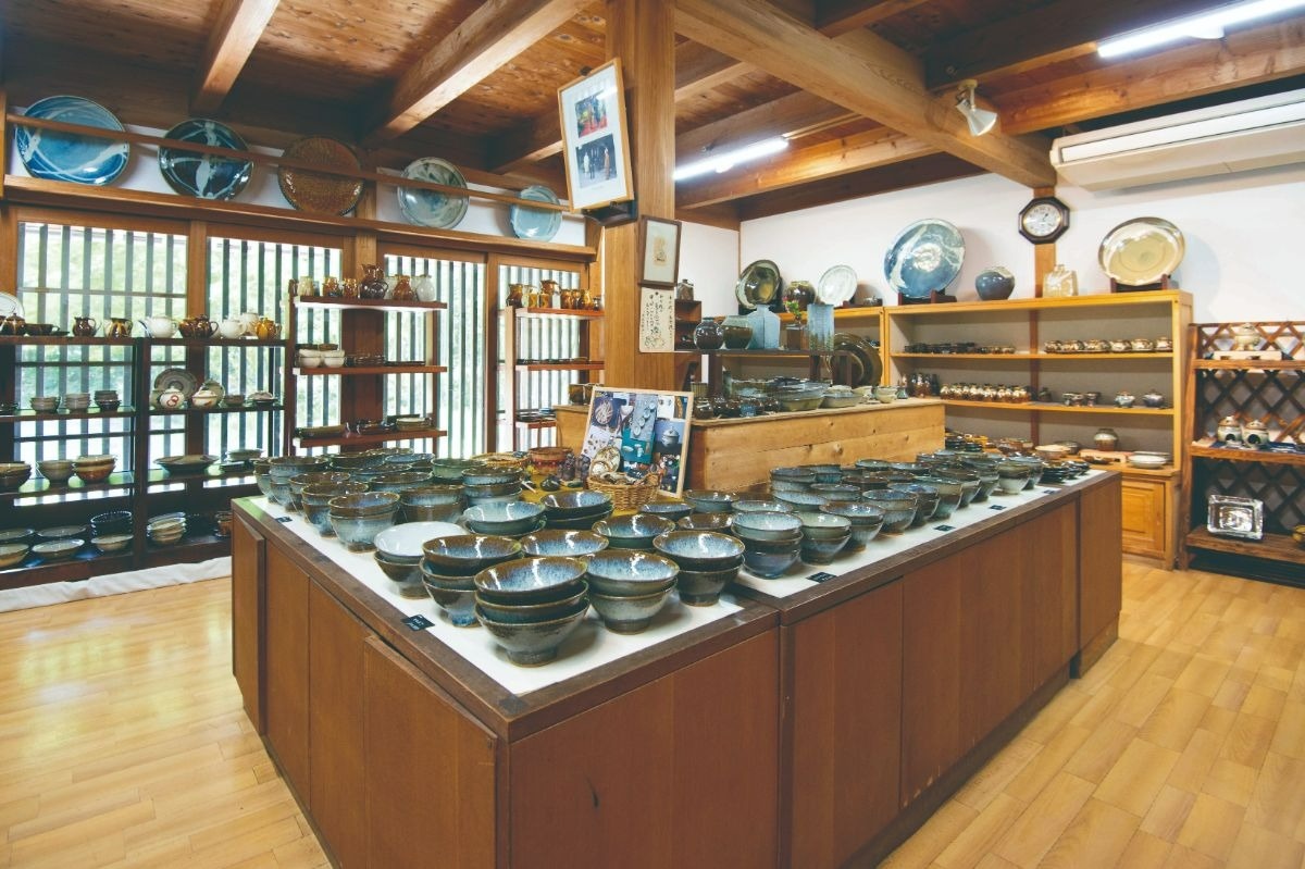 器の並んでいる屋内