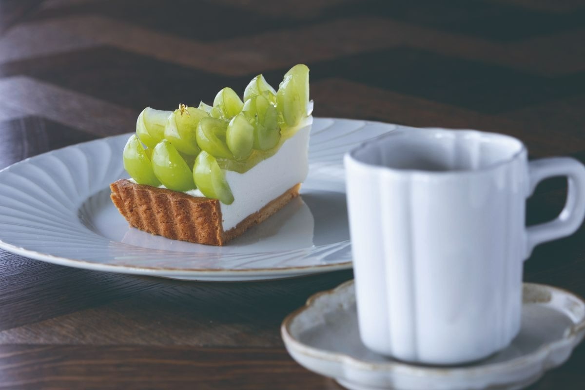 マスカットのケーキとカップ