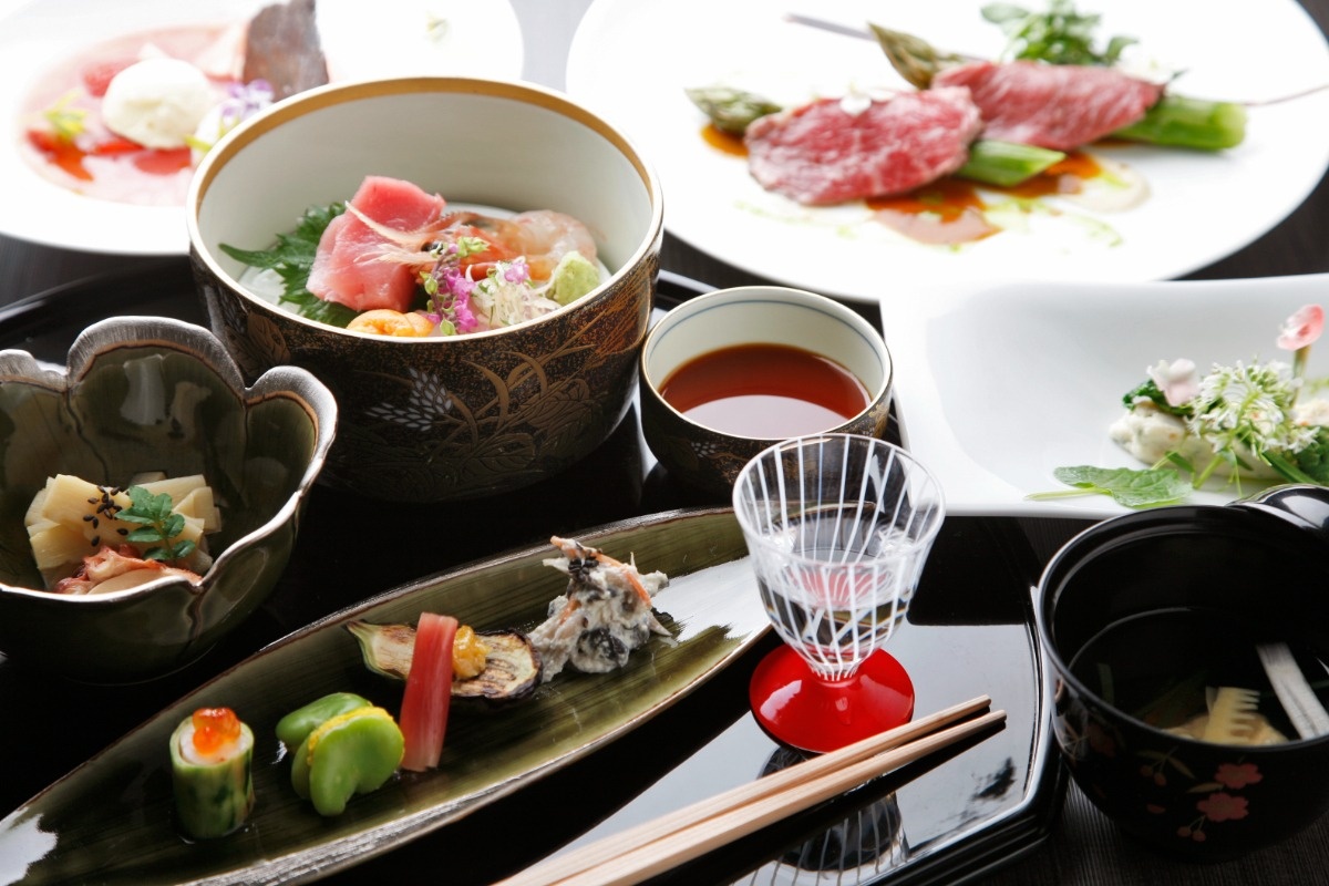 夕食は登別や北海道の旬が詰まった懐石料理