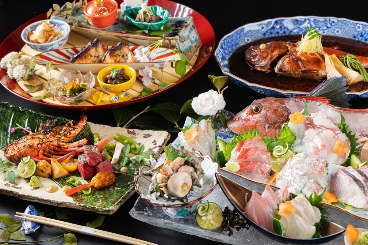 お造りやキンメダイの煮つけなど新鮮な魚介を中心にした懐石料理