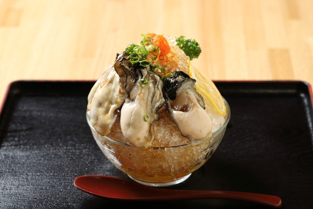 大粒の活牡蠣が載った牡蠣氷2980円。ポン酢風味で召し上がれ