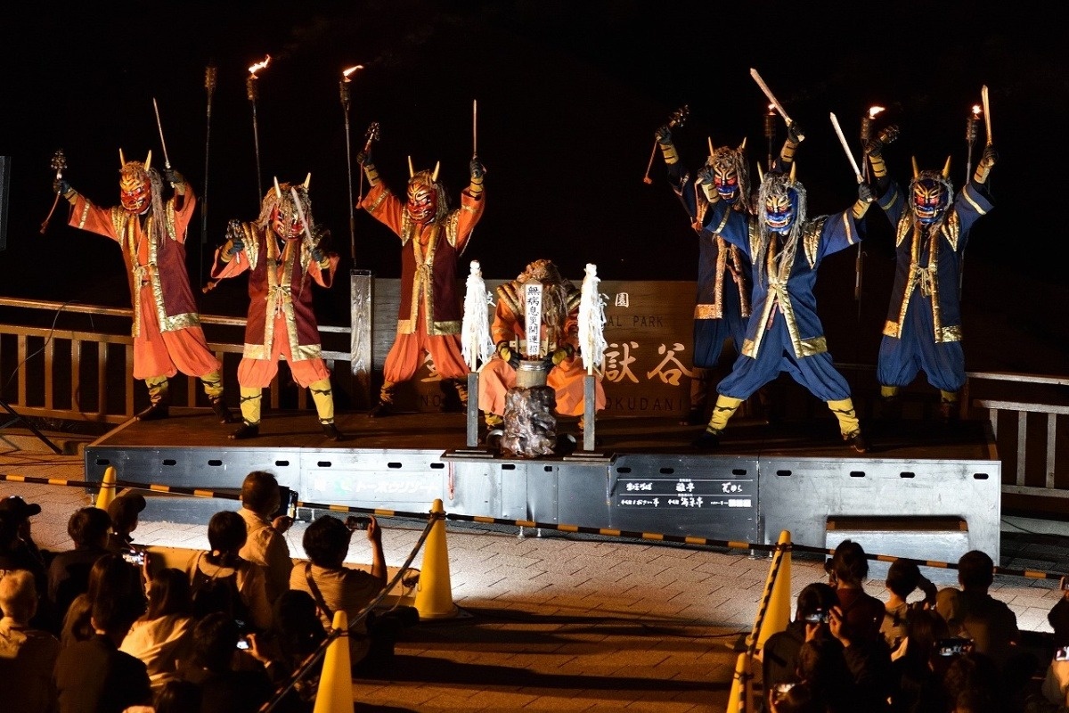 病気や災難、不幸などの厄を拾い集め、舞い踊る湯鬼神たち
