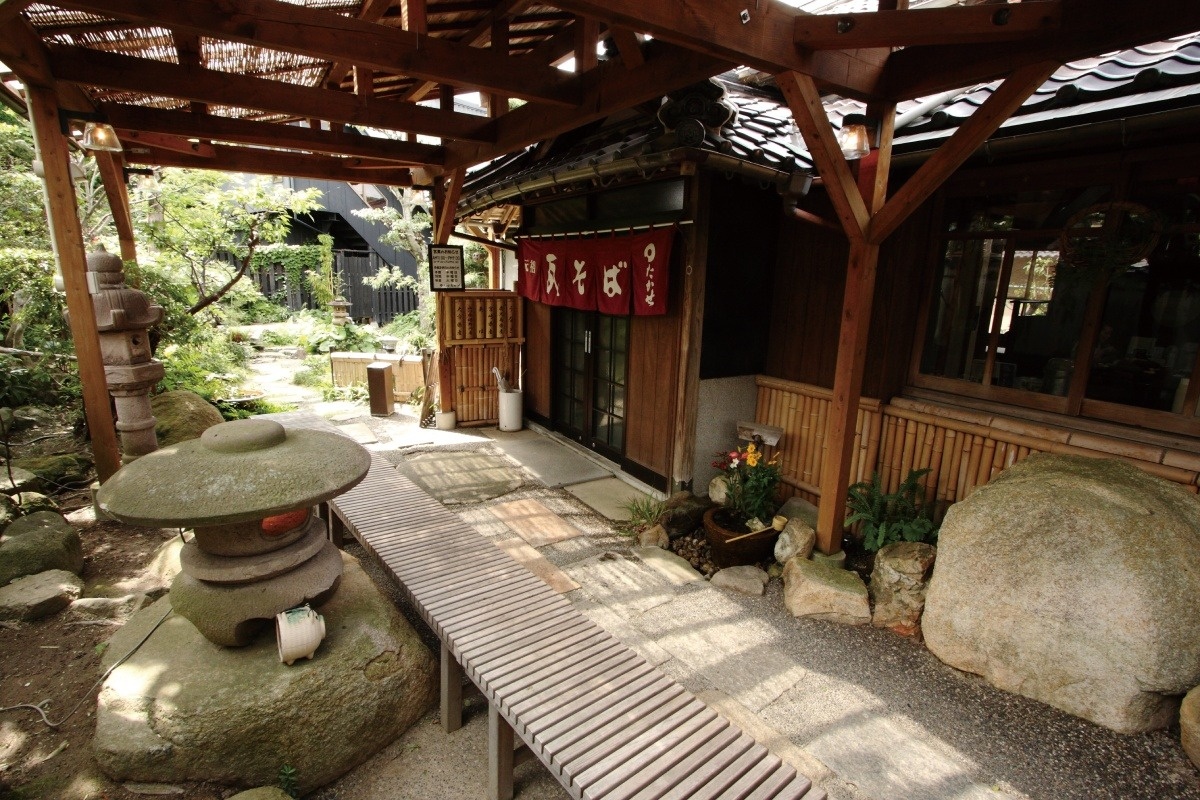 築約100年の建物を改装した風情ある川棚本館