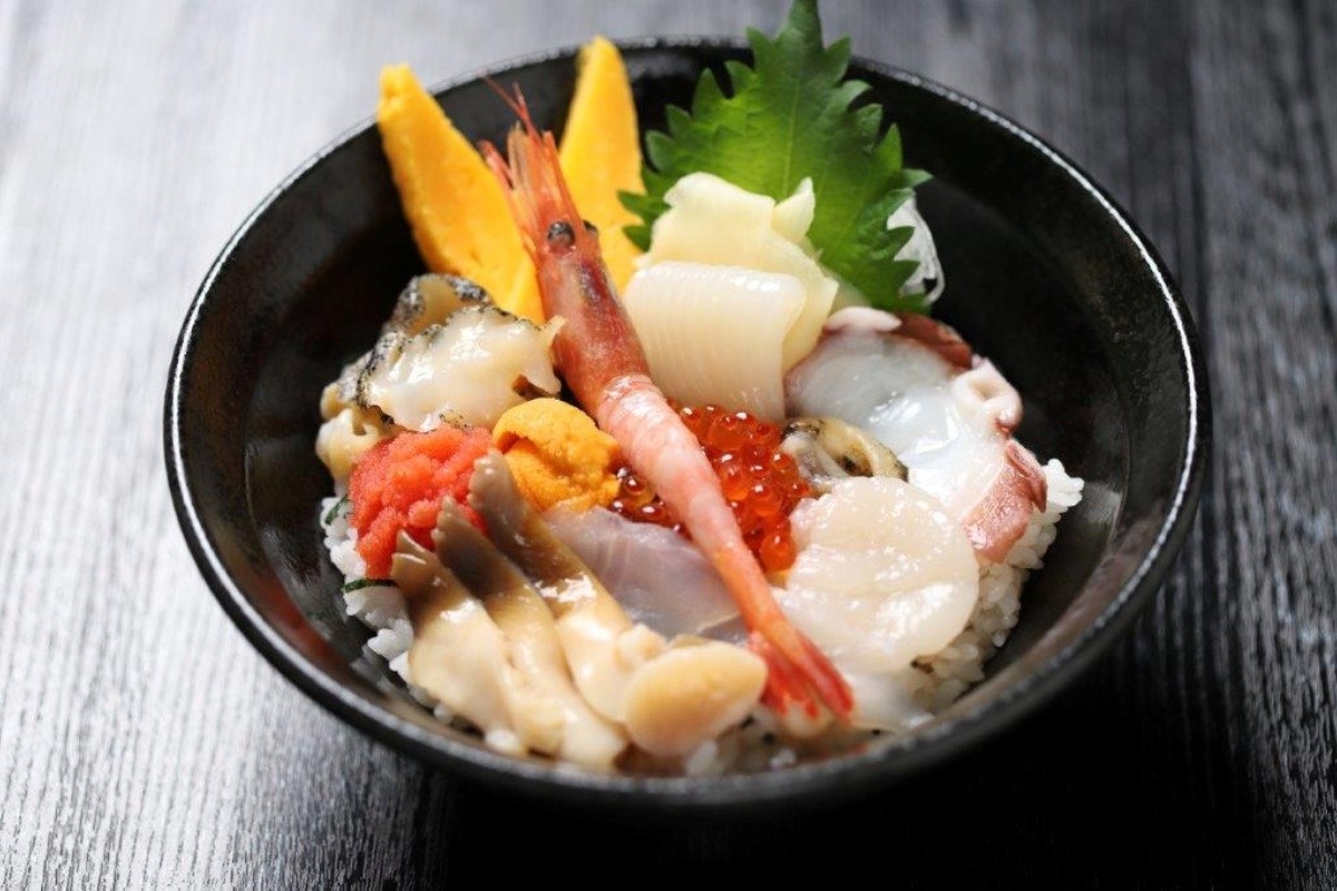 地元前浜、登別漁港で水揚げされた新鮮素材がたっぷりの10色前浜丼3280円