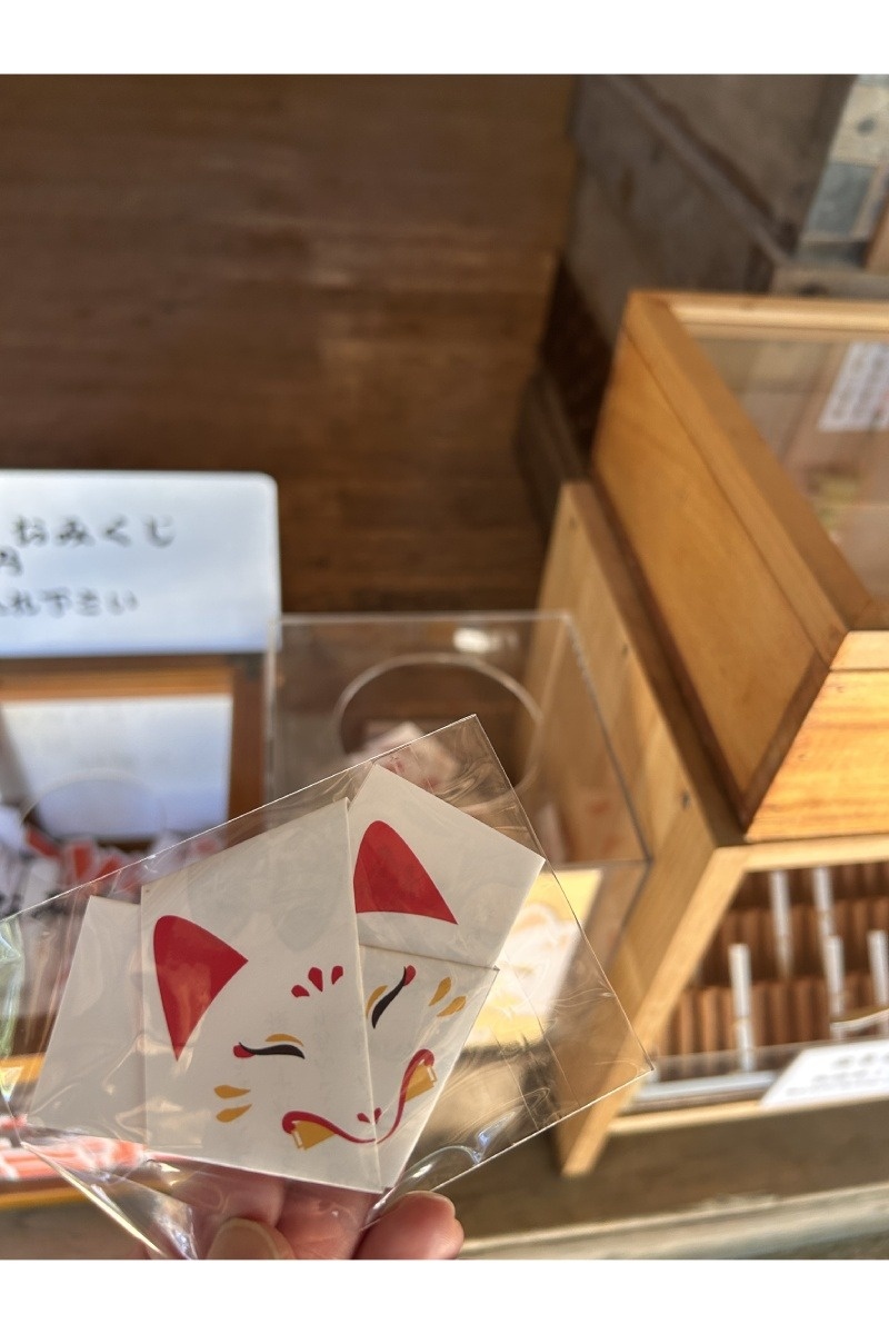 白狐を象った狐面みくじも