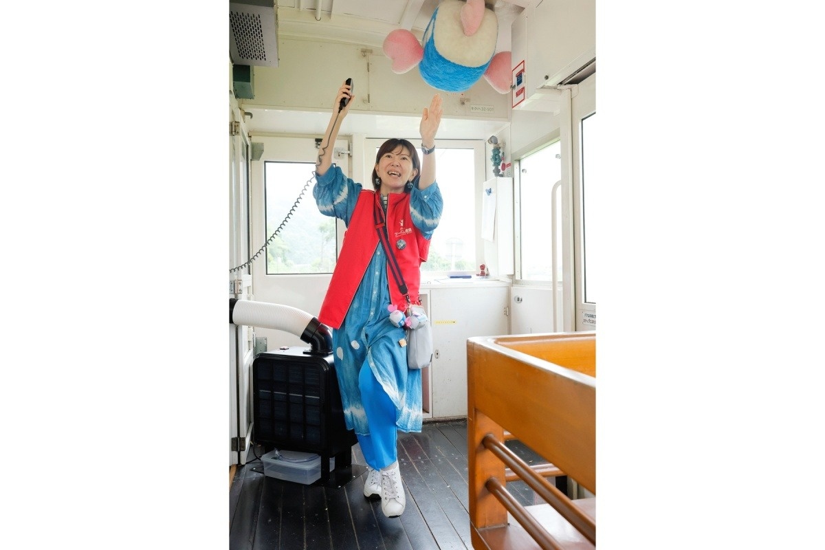 旬の沿線の見どころを教えてくれるガイドさん。「阿波おどりを少しお見せすることも！」
