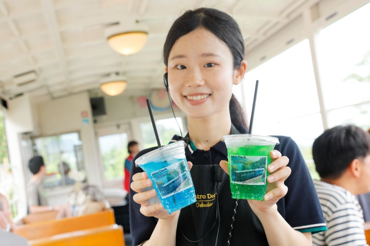 飲食物のほかJR四国のオリジナルグッズも販売。風に吹かれながらいただくオリジナルドリンクは最高！