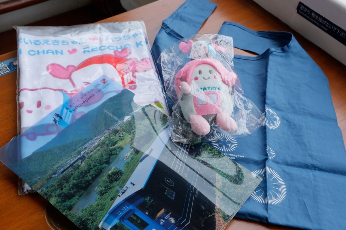 すまいるえきちゃんれっちゃくんぬいぐるみセット2600円、えきちゃんフェイスタオル2000円、藍よしのがわトロッコエコバッグ1000円、クリアファイル350円など、JR四国オリジナルグッズも大人気