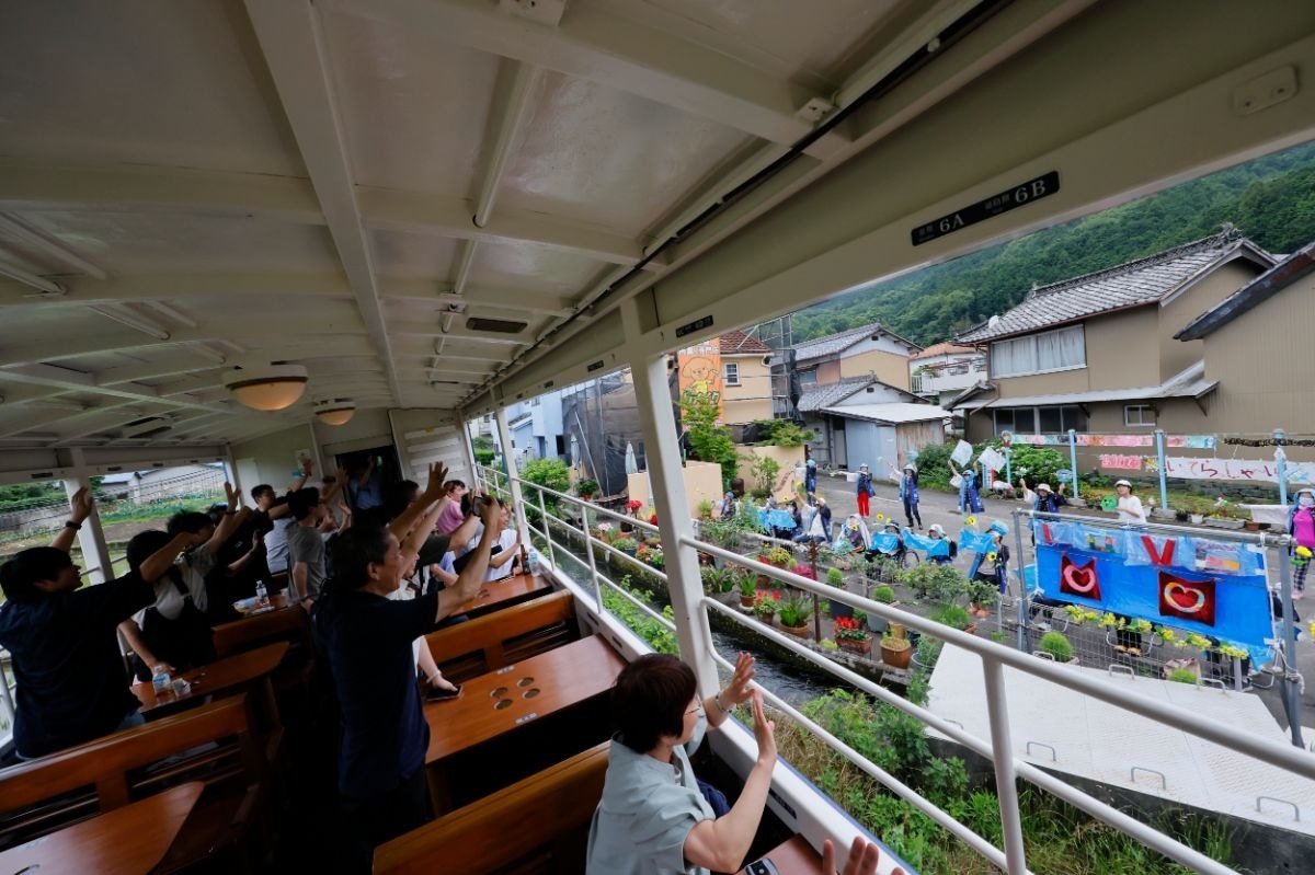 窓がないトロッコ列車。その思いや声、情熱はすべて真っすぐに届き、心が通う。だからその地域が好きになるし、また訪れたくなる。JR四国とみんなが大切に築いてきた、地域と鉄道のつながり