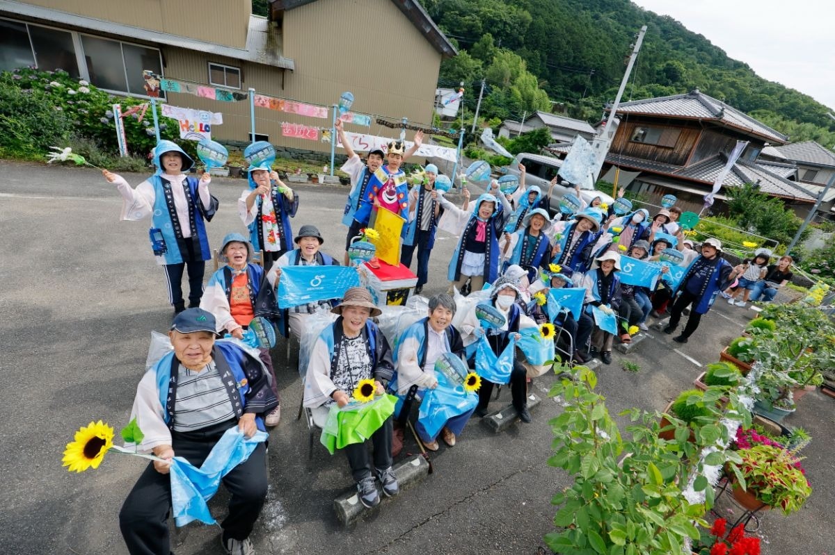 運行開始当時から手を振り続ける太田女性会の方々。この日は2歳から98歳までが大集結！　列車の通過後はみなさん憩いのティータイムとなる