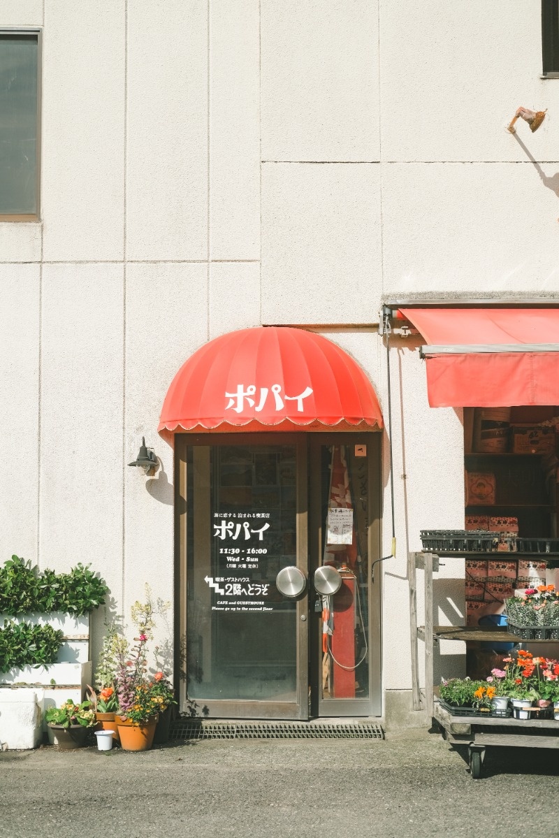 赤い軒が目印