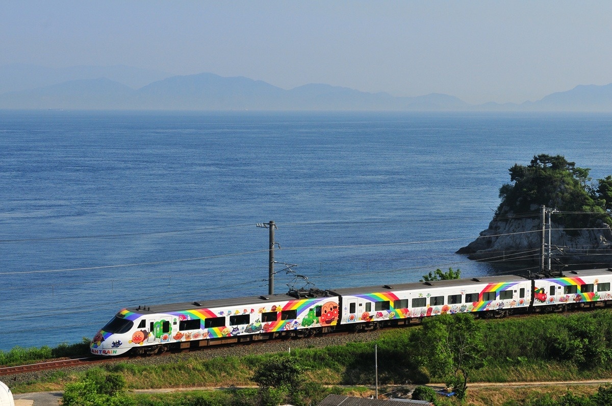 写真は予讃線を走るアンパンマン列車8000系