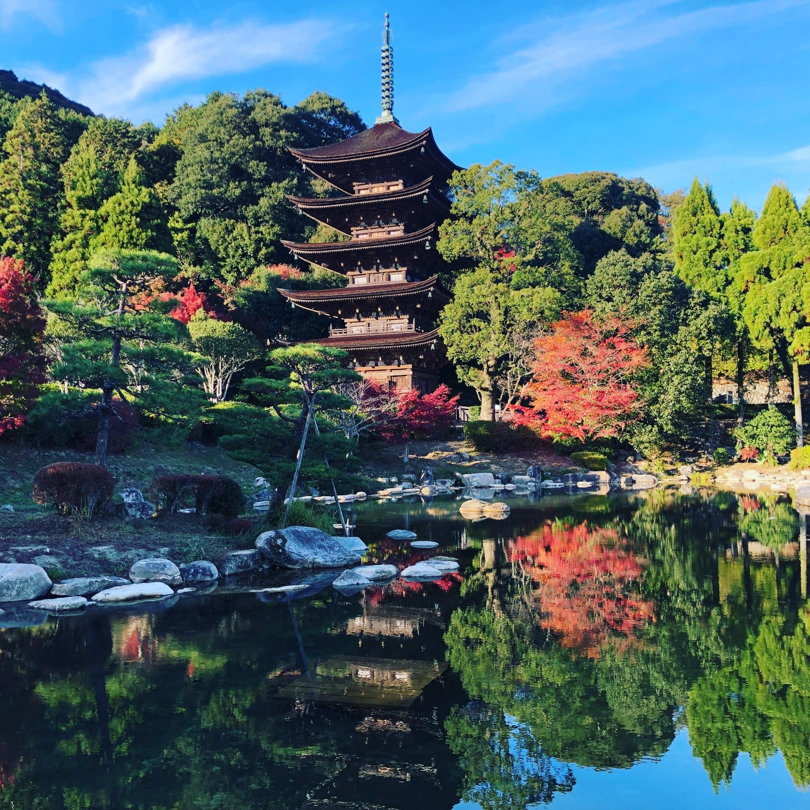五重塔と紅葉
