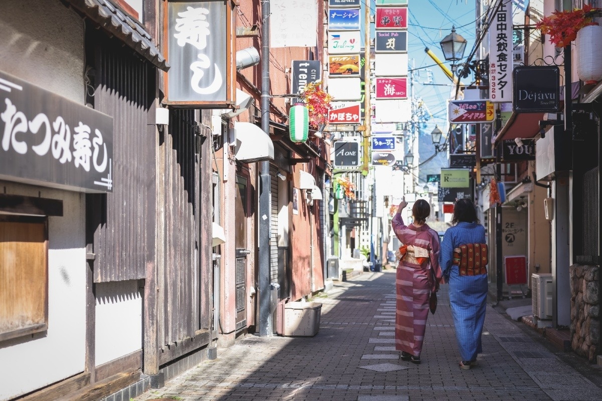 歓楽街「袋町」は夜に訪れるのも一興