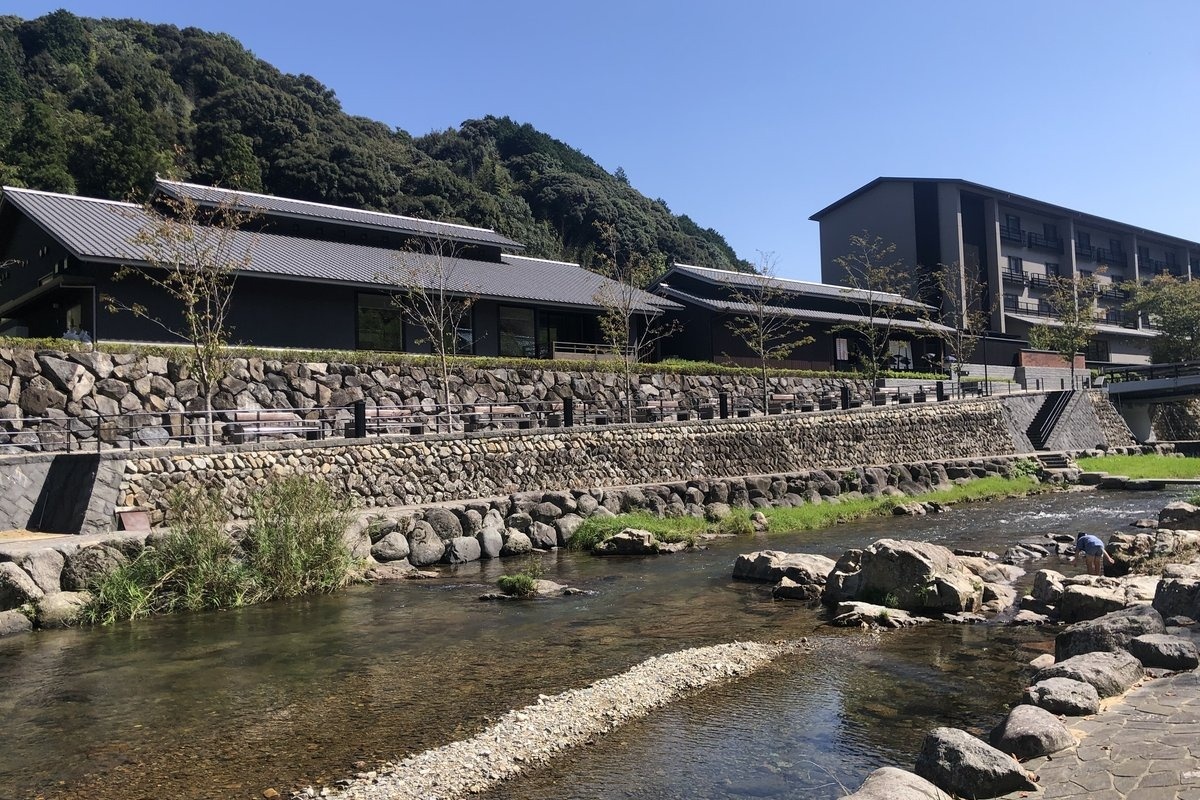 温泉旅館と清流