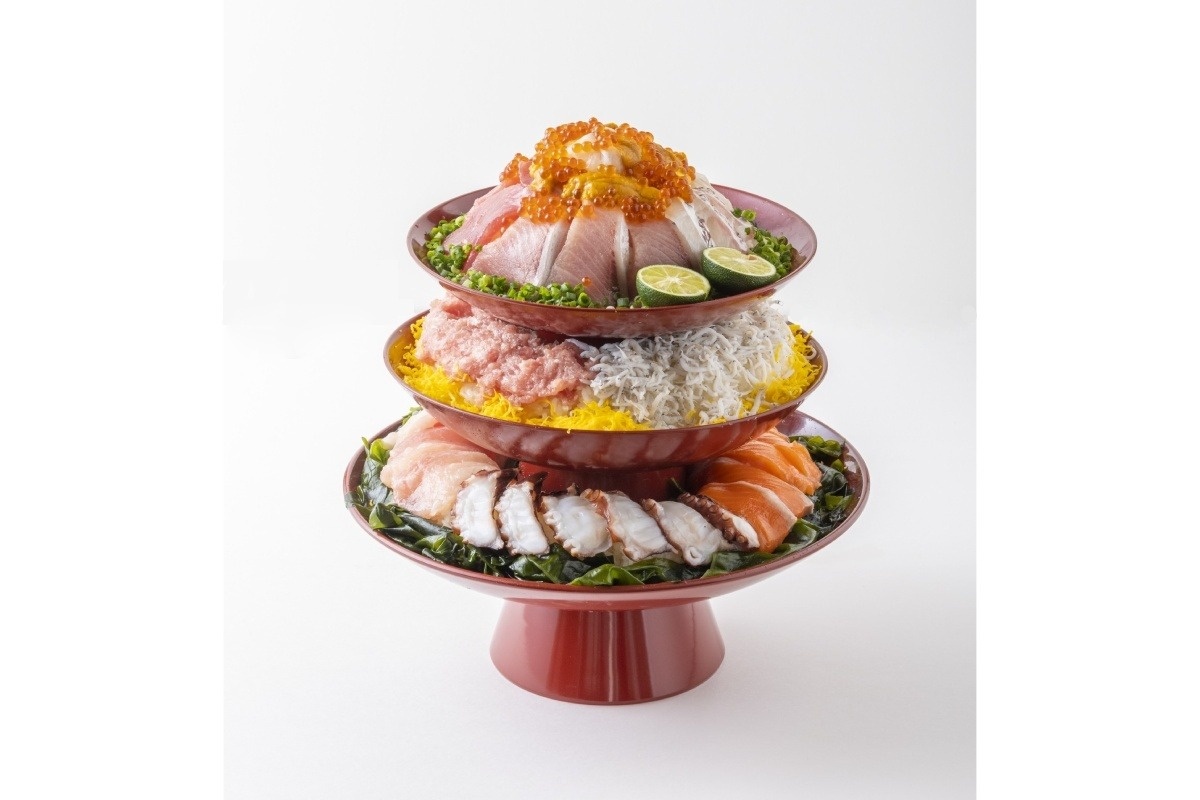 「大渦食堂」で提供する、くるくる大渦 海鮮絶景丼7700円。総重量はなんと2kg