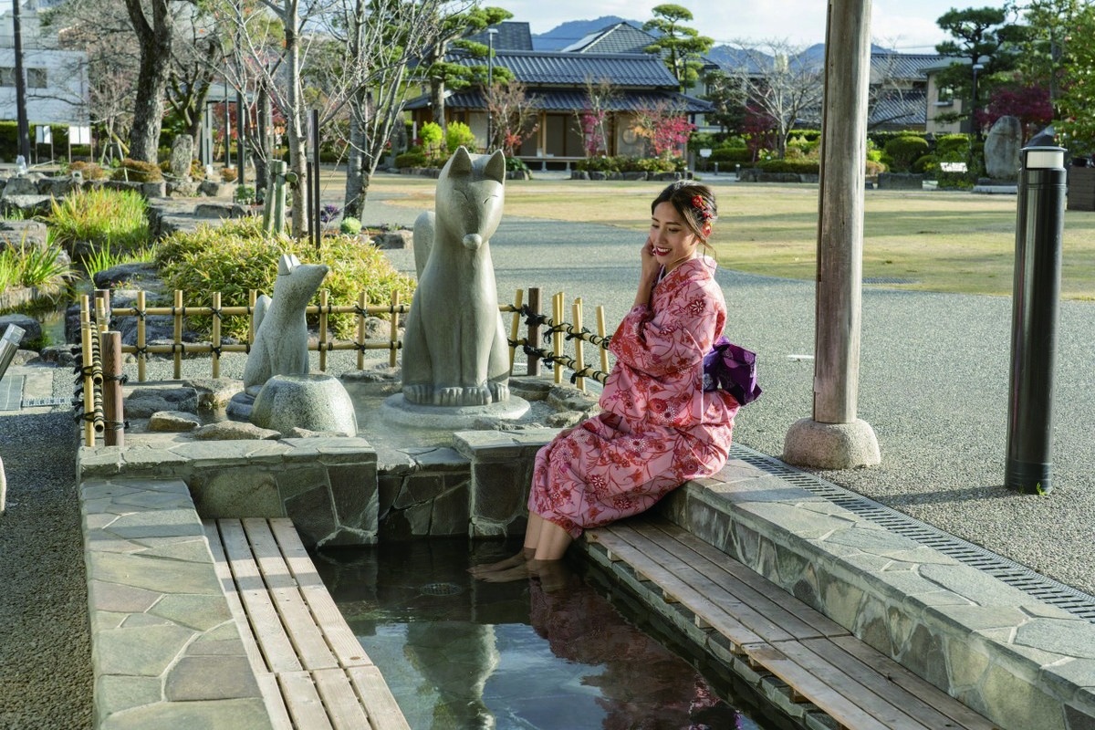 足湯と浴衣の女性