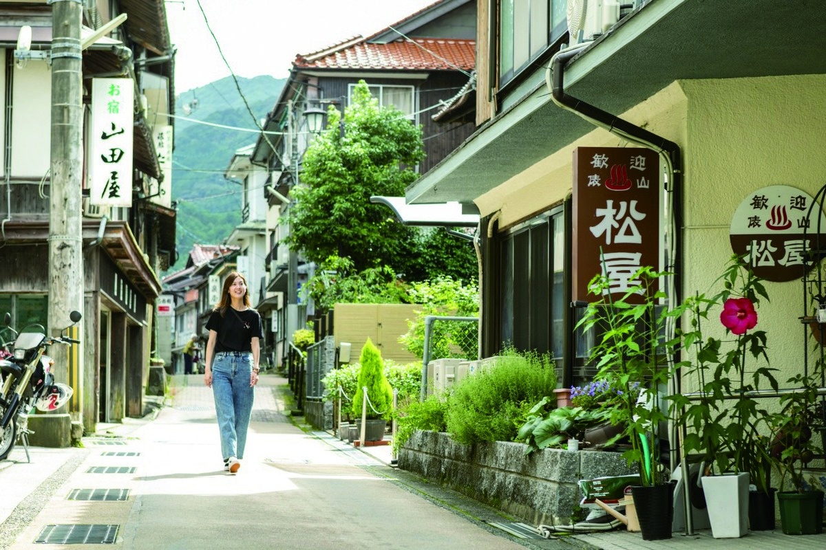 温泉街を歩く女性