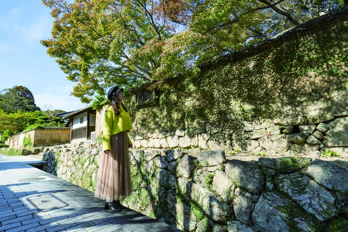 石垣と女性