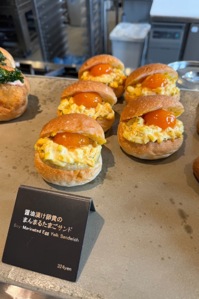 醤油漬け卵黄のまんまるたまごサンド（324円）