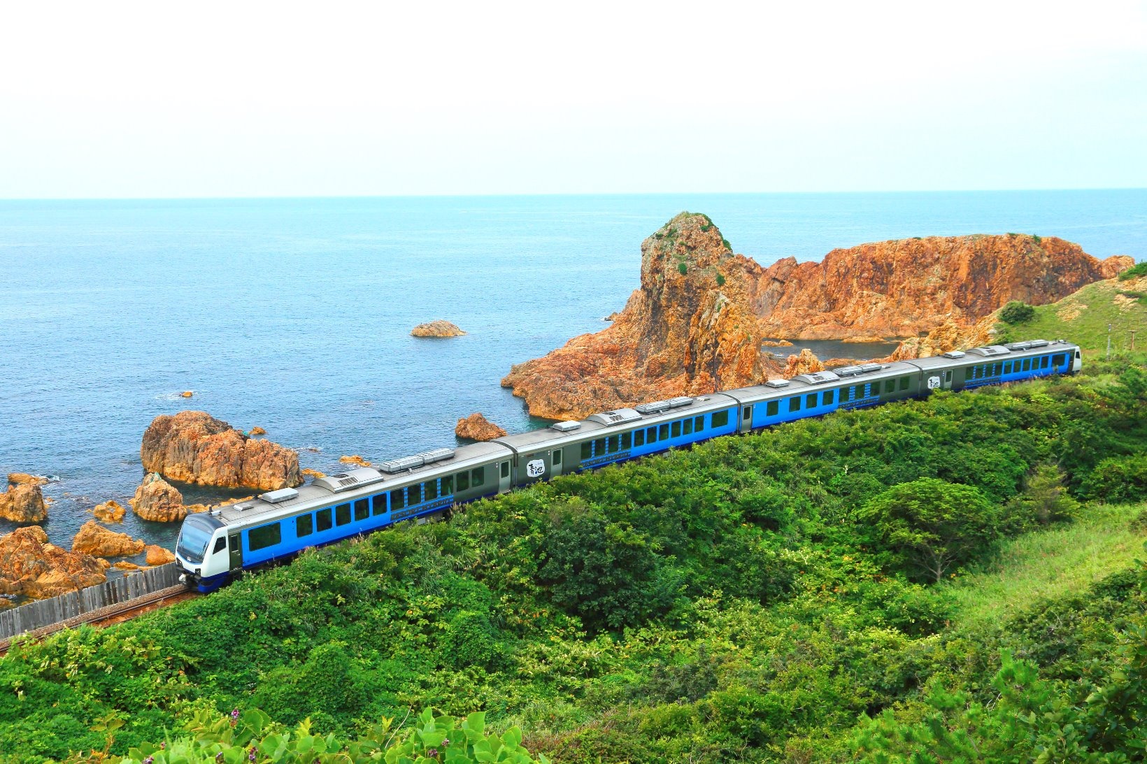 青森県に旅行に行くなら、観光列車全車指定席の快速「リゾートしらかみ」がおすすめ