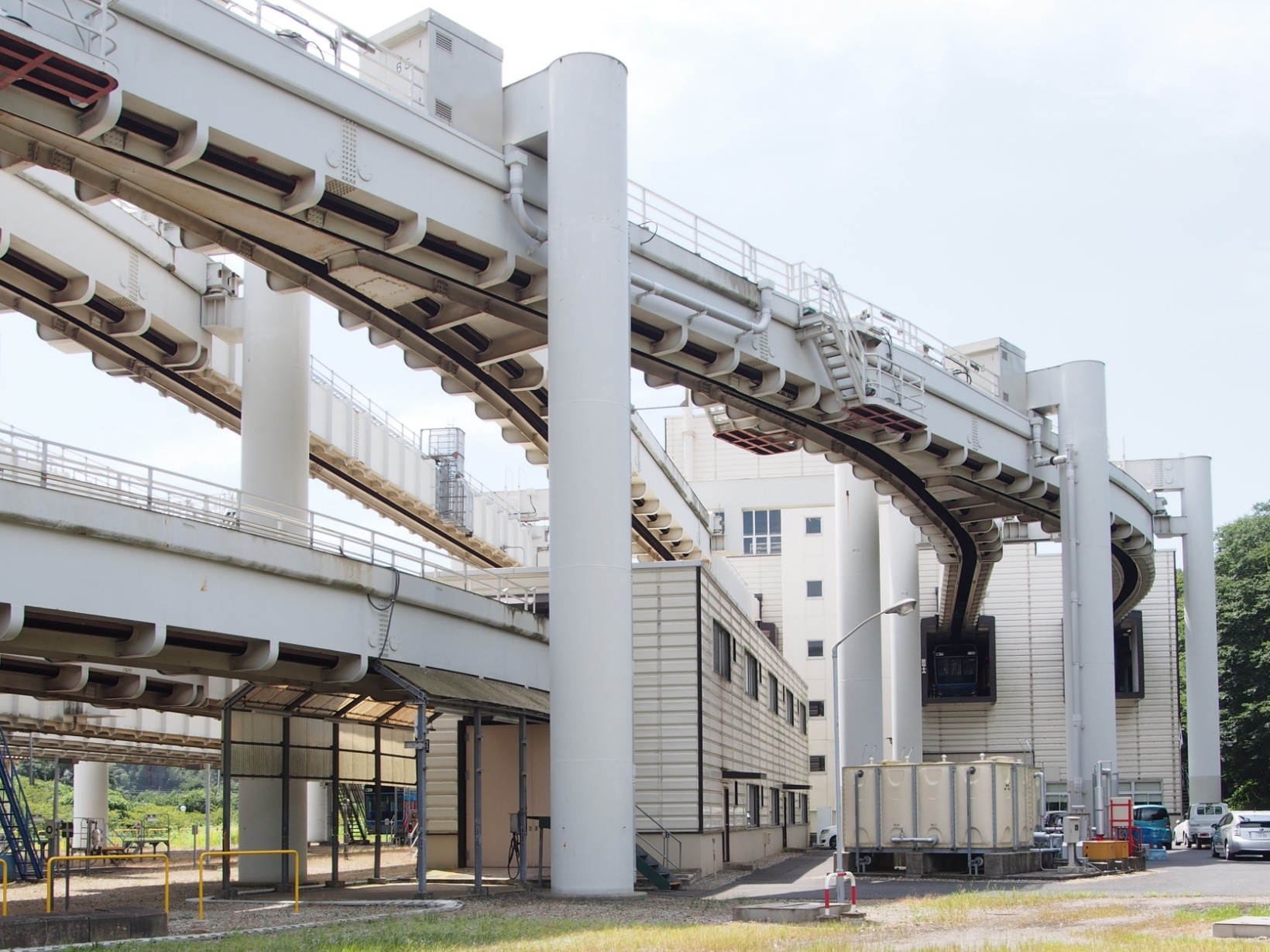 5階建ての車両基地建屋