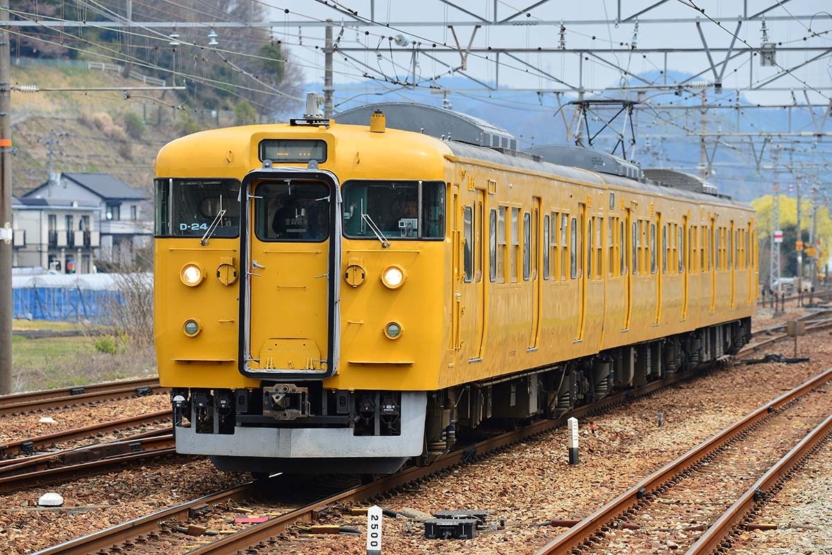 13本の列車のうち、山陽本線と鹿児島本線の列車は国鉄時代の現役車両（115系〈写真〉、415系）