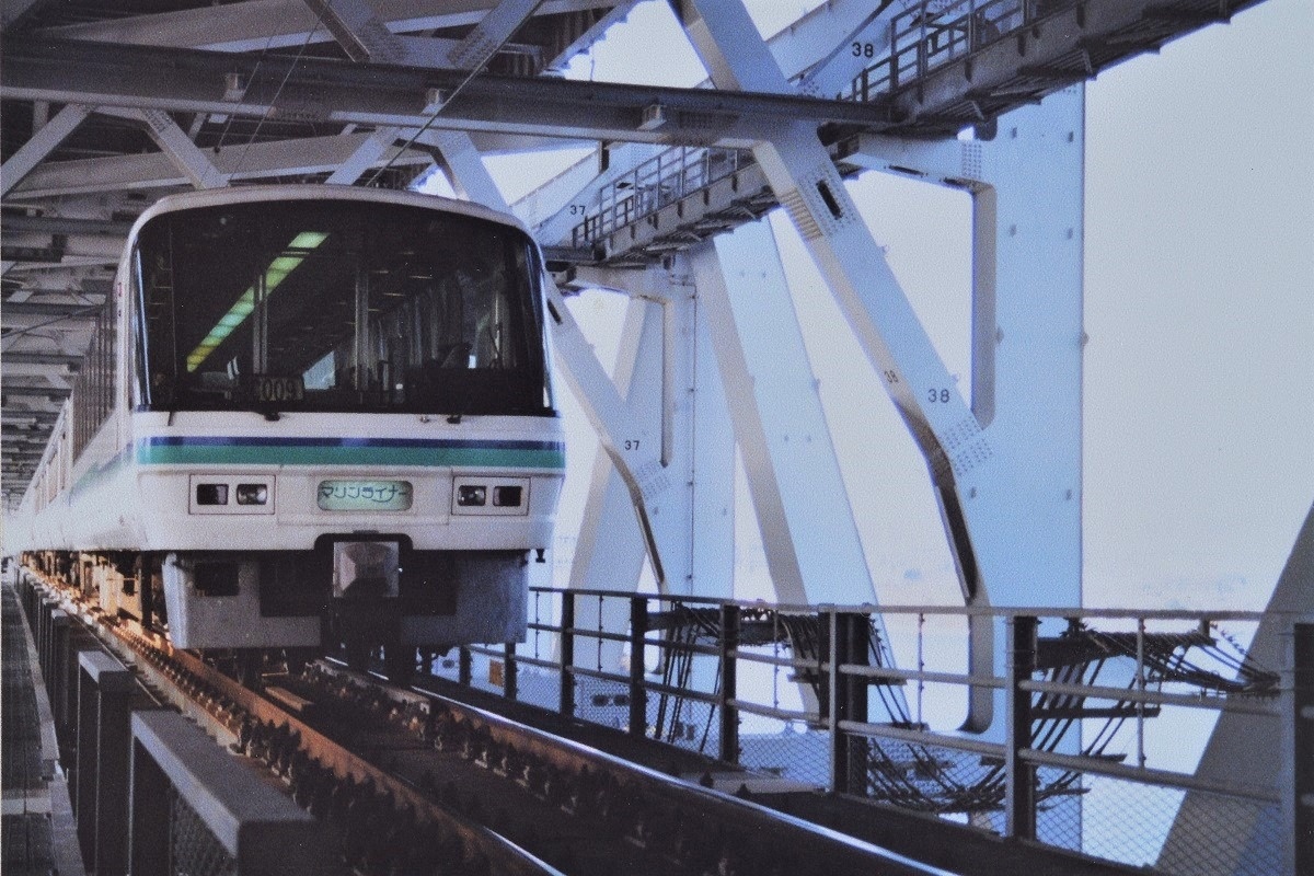 瀬戸大橋を渡る開業当時の「快速マリンライナー」。先頭車は213系クロ212形展望グリーン車