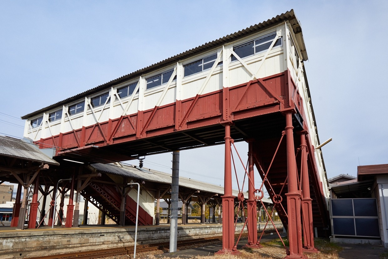 武豊線半田駅の跨線橋は明治43年竣工。日本最古の跨線橋です