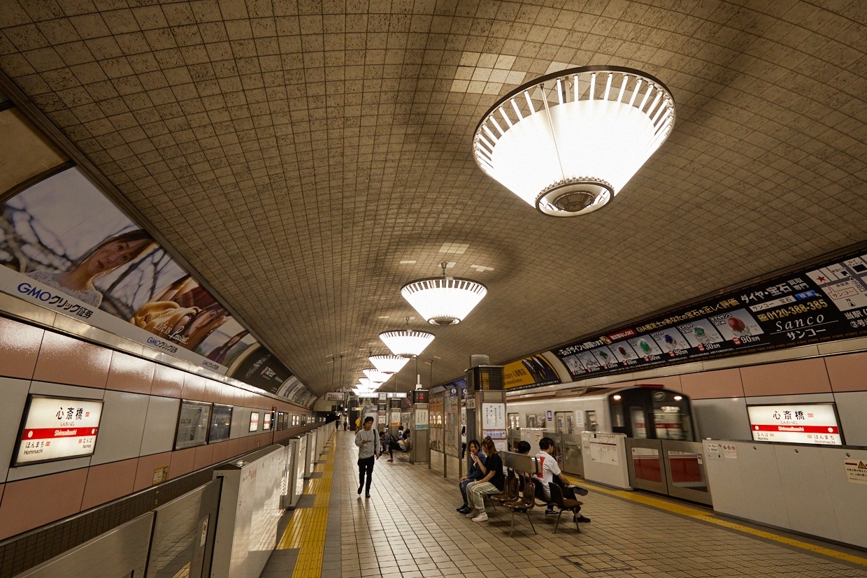 心斎橋駅のドーム状の天井とシャンデリア風の照明塔