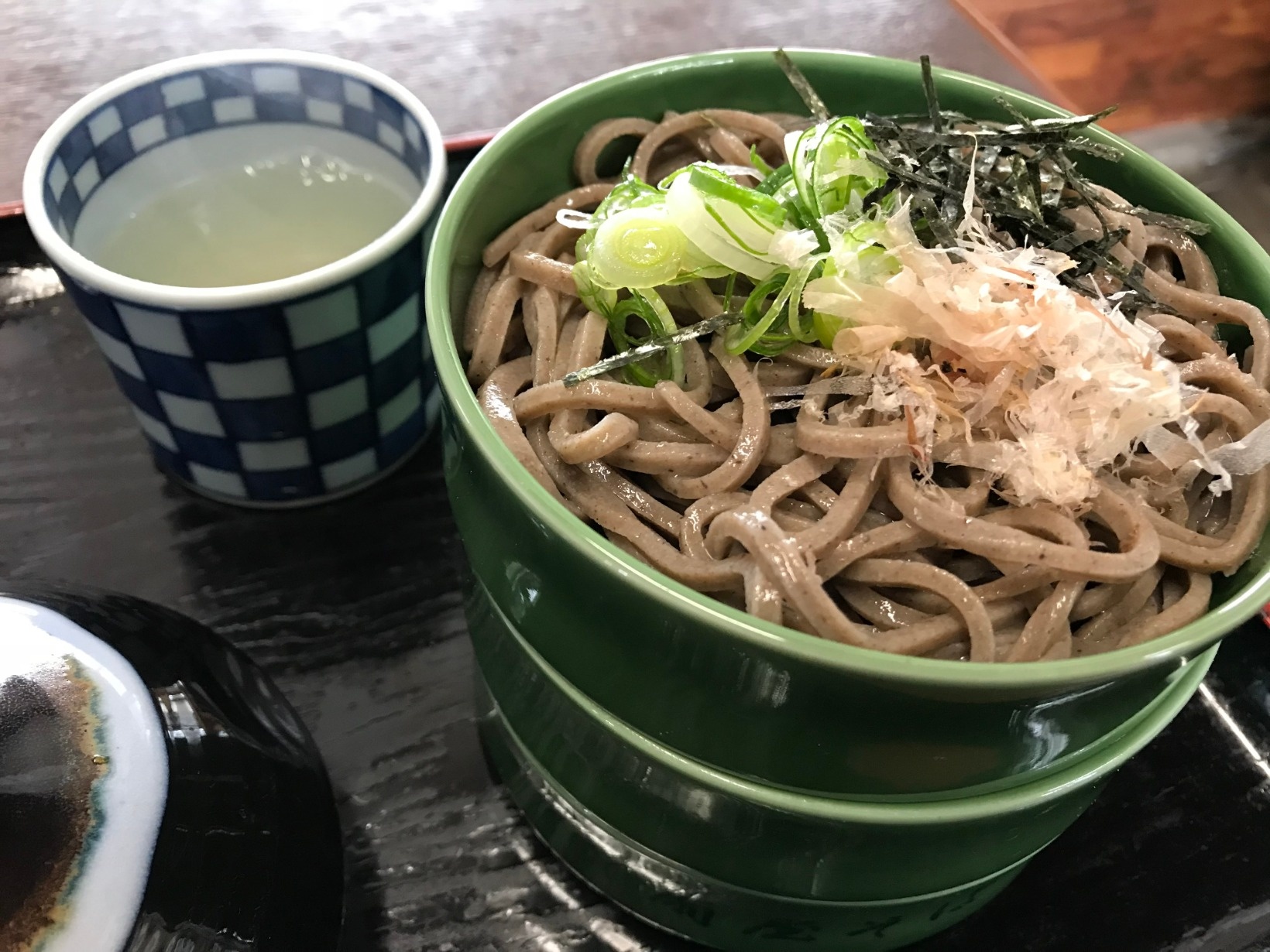 木次線亀高駅の蕎麦は、駅そばフリークには知られた存在