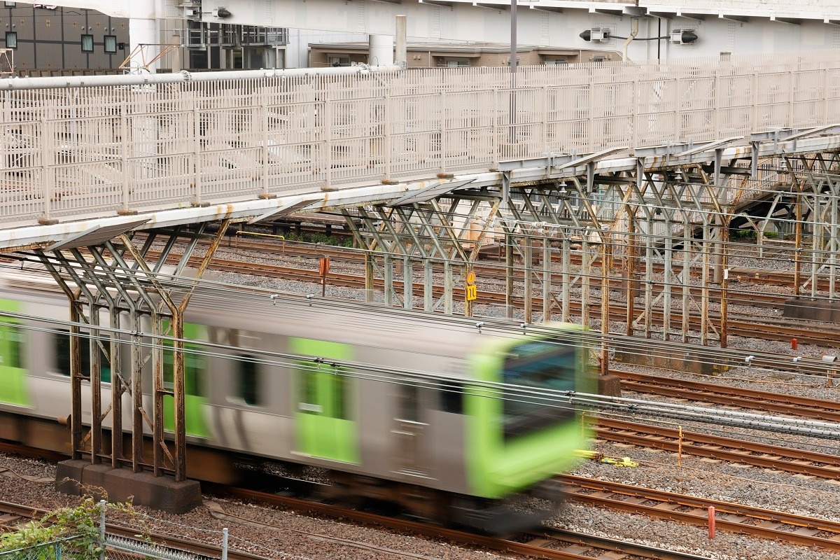 JR山手線日暮里駅跨線橋のすぐ下を駆け抜ける山手線