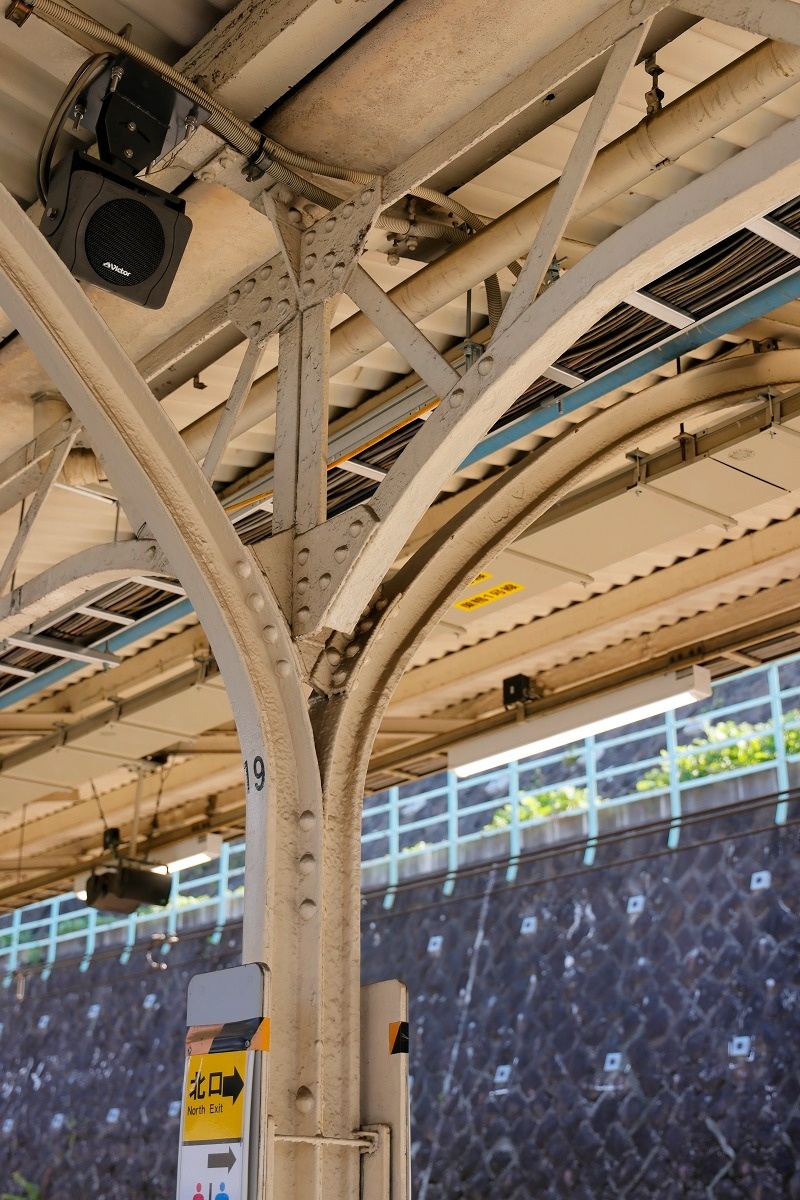 JR山手線田端駅ホーム柱の古レール