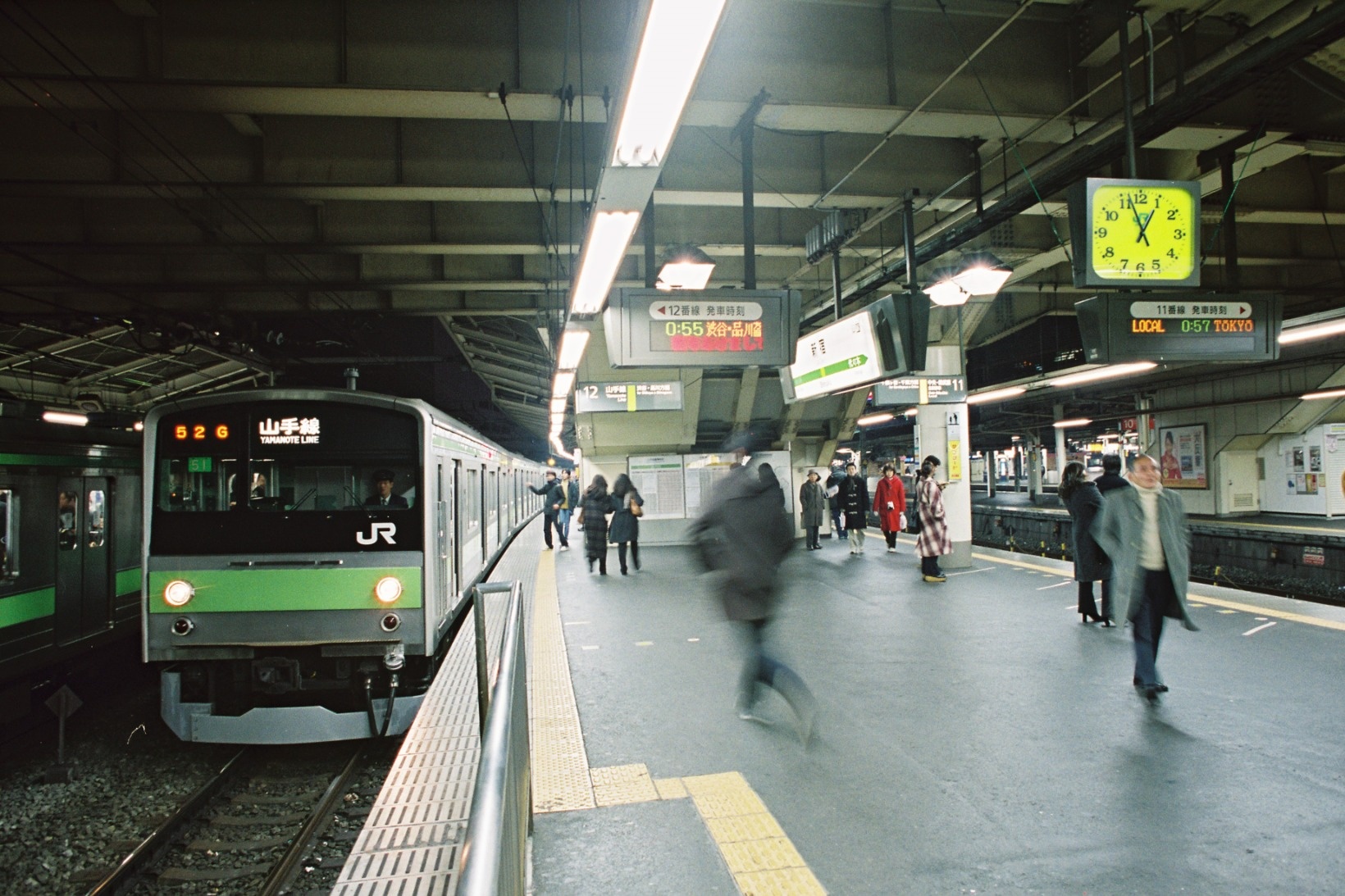 1999（平成11）年12月31日の新宿駅。西暦2000年問題が取りざたされた頃