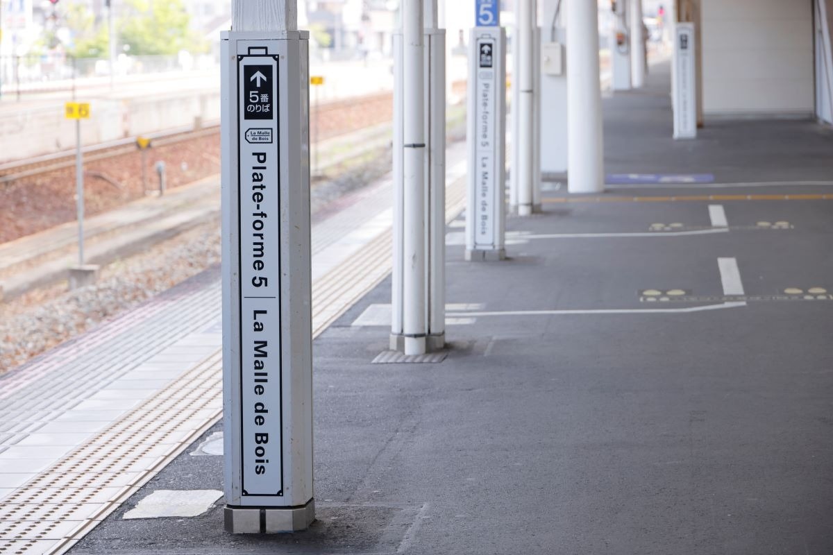 岡山駅　ホーム　ラ・マル 備前長船　装飾